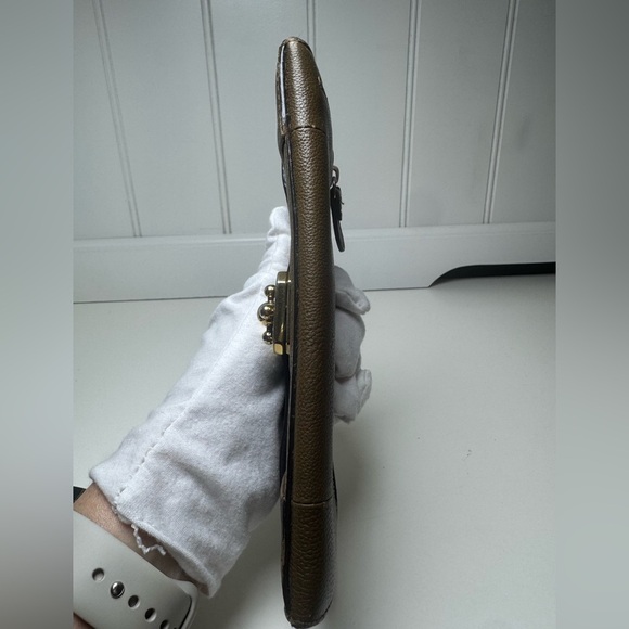 Chloe Bi-Fold Wallet Flap Pebbled Brown Leather Wallet with Gold Clasp - Picture 6 of 16